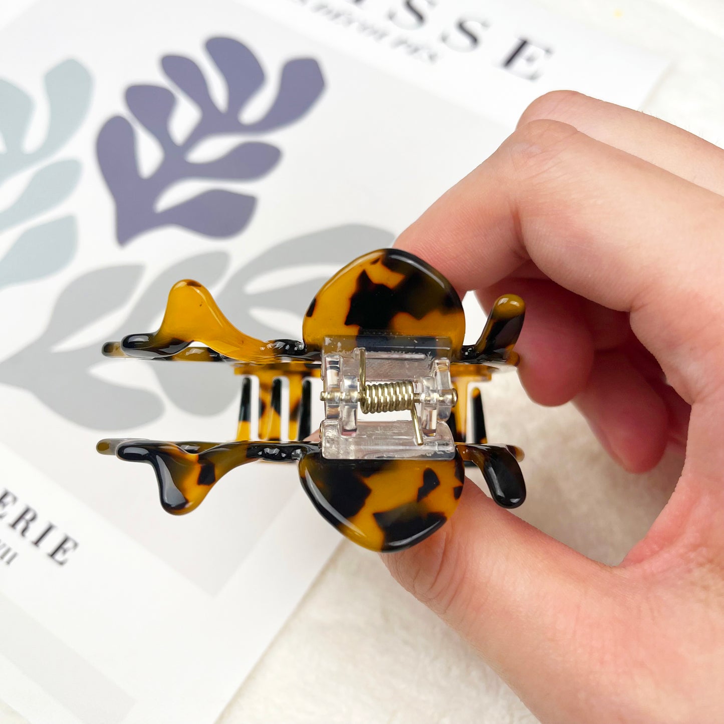 Cute puppy hollow hair claw clip