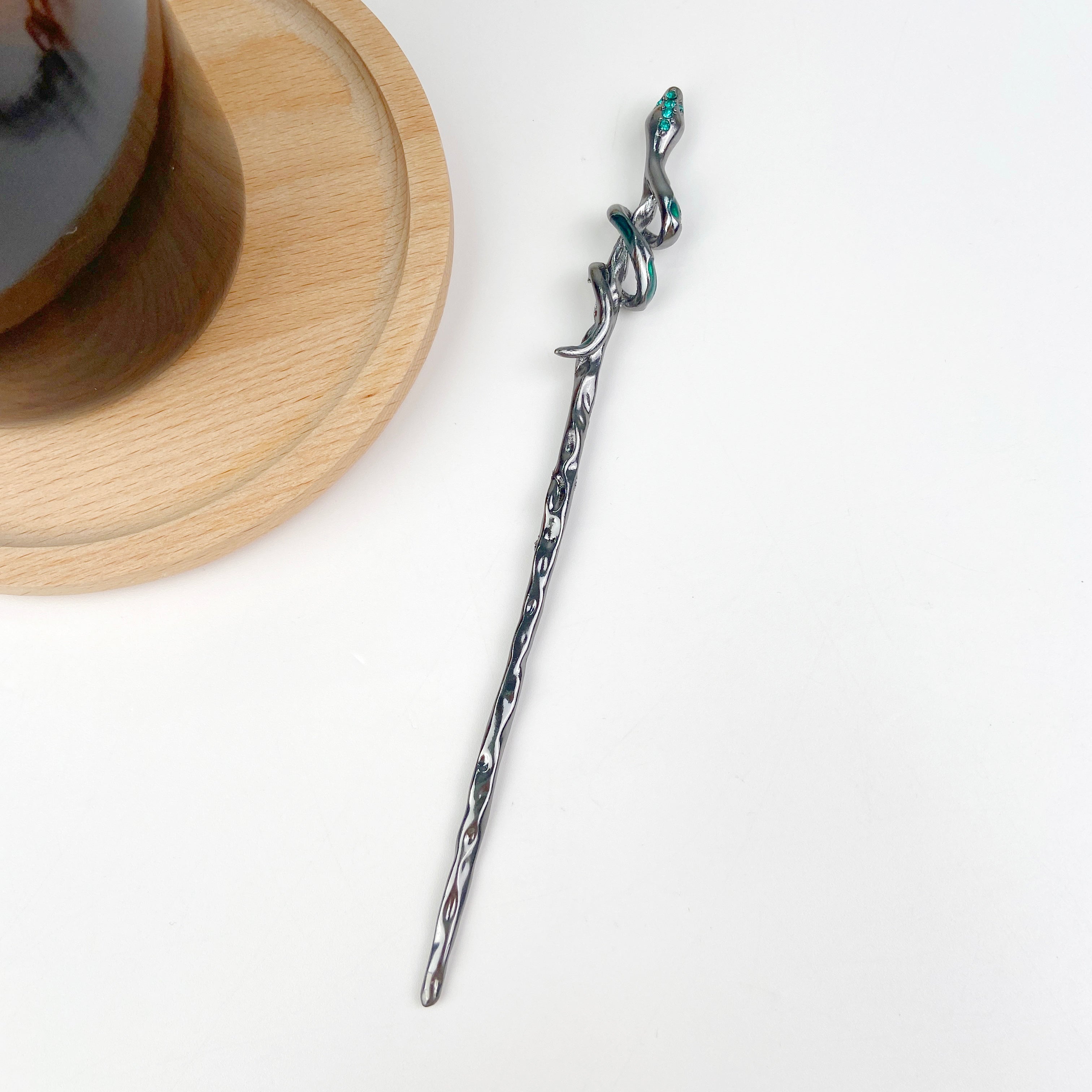 Green-eyed snake metal hairpin