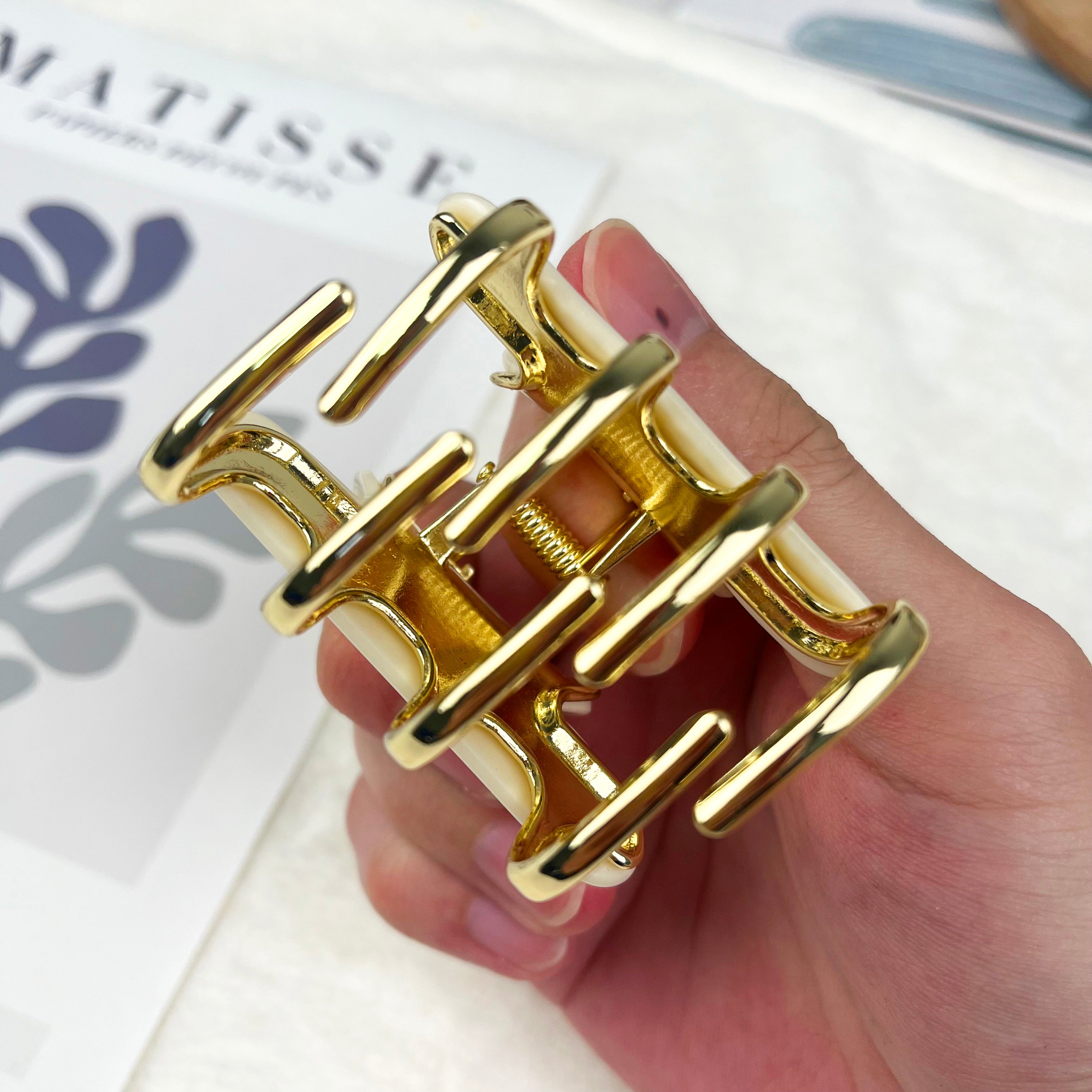 Retro simple small hair claw clip