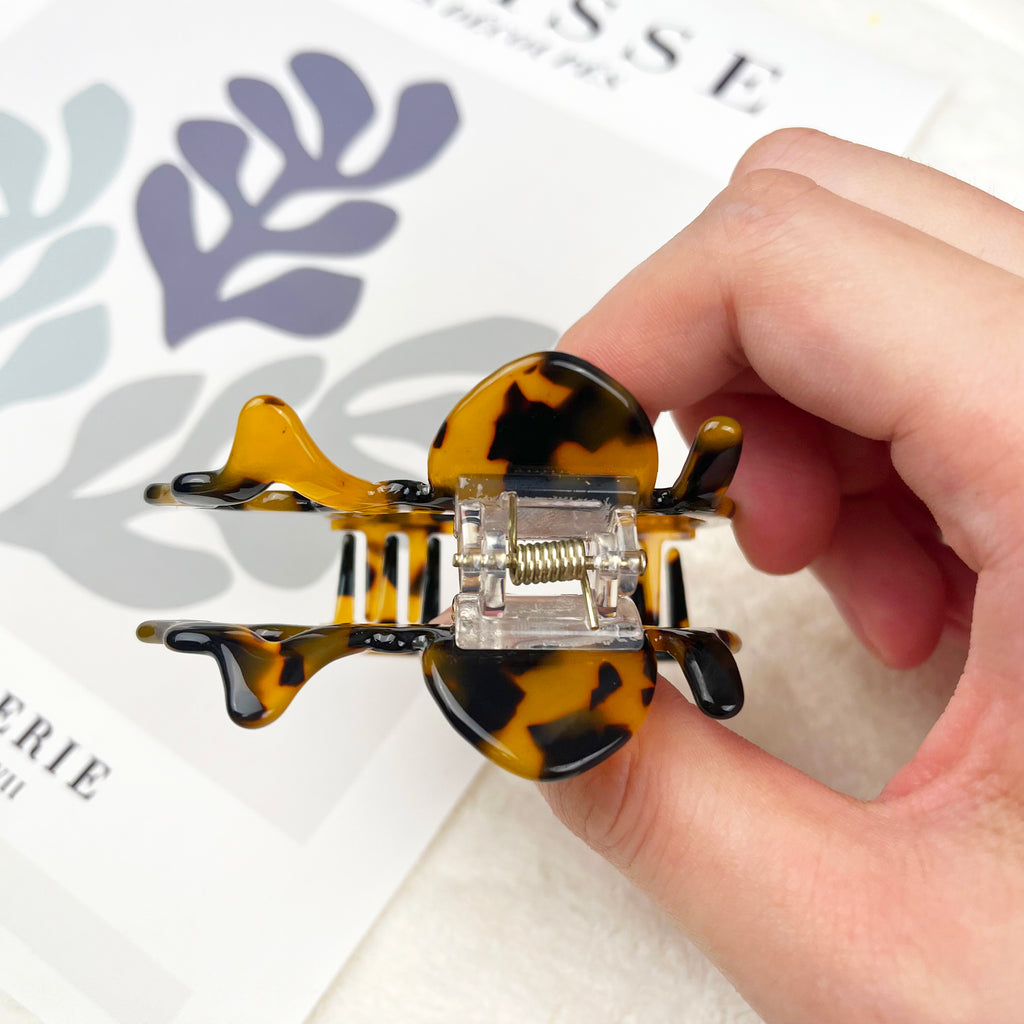 Cute puppy hollow hair claw clip