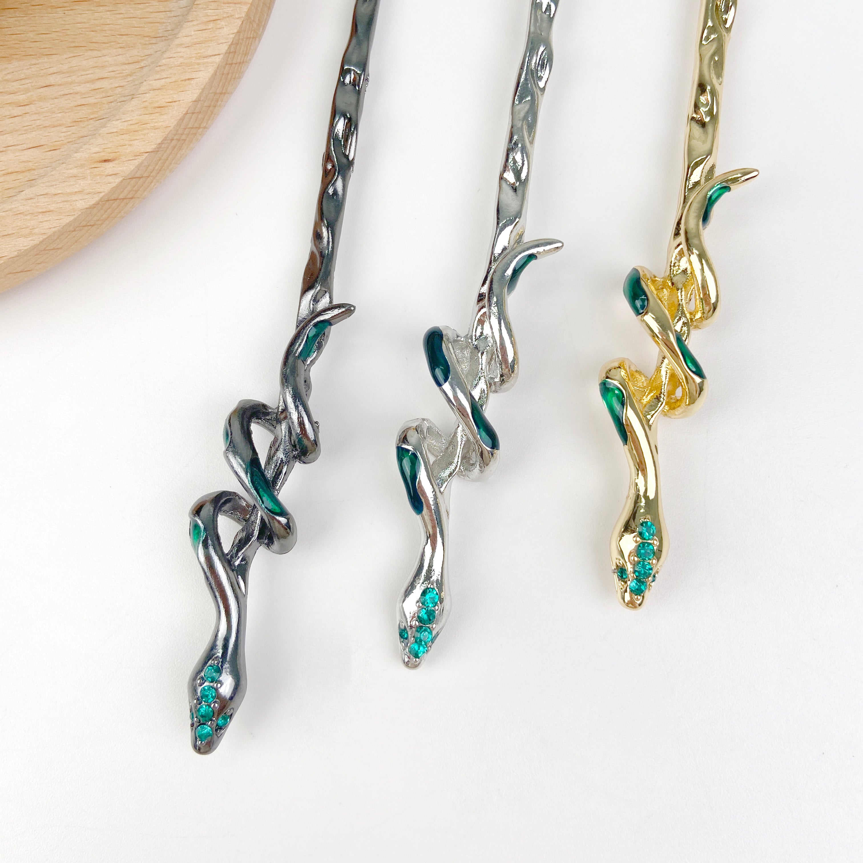 Green-eyed snake metal hairpin