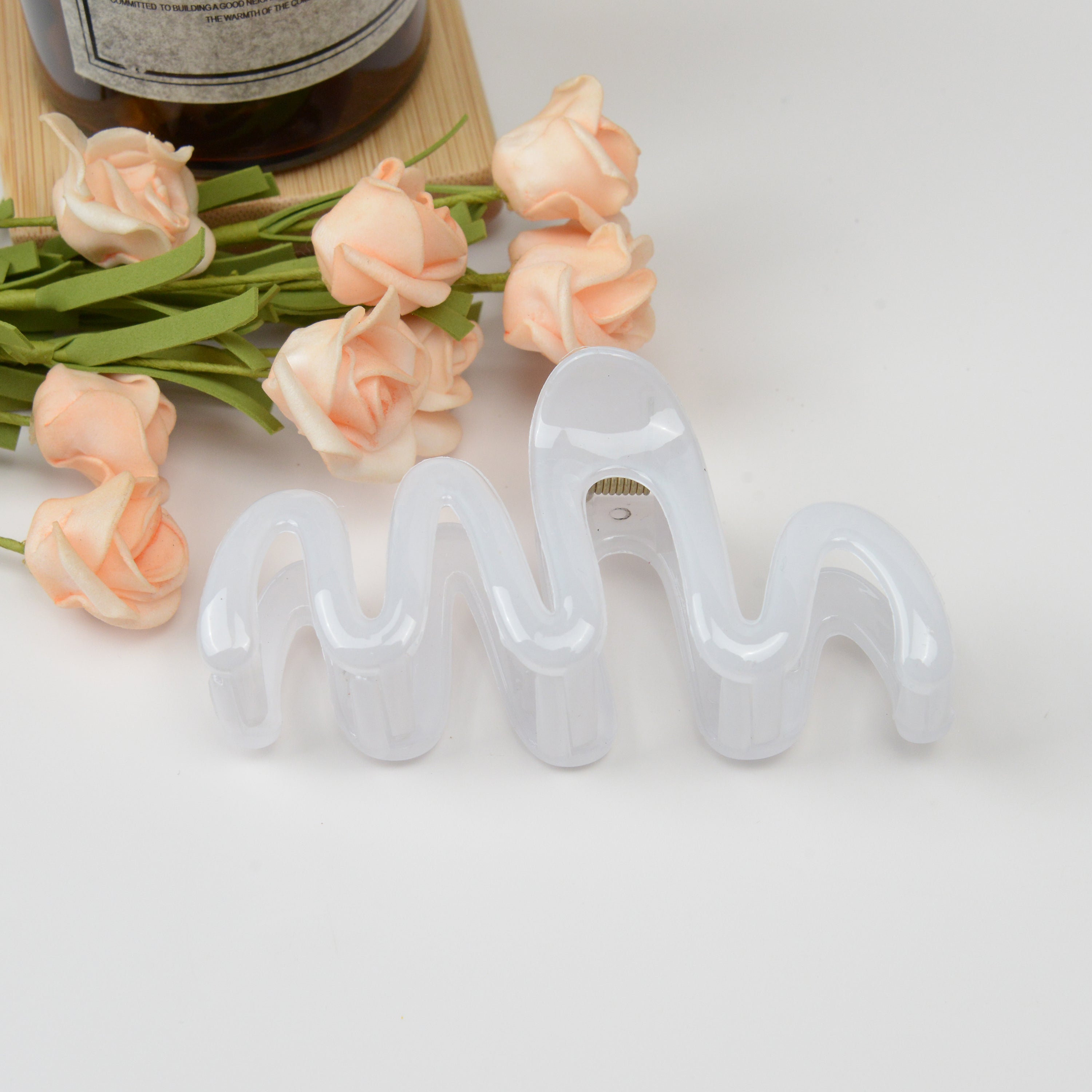 Jelly-colored wavy hair gripper